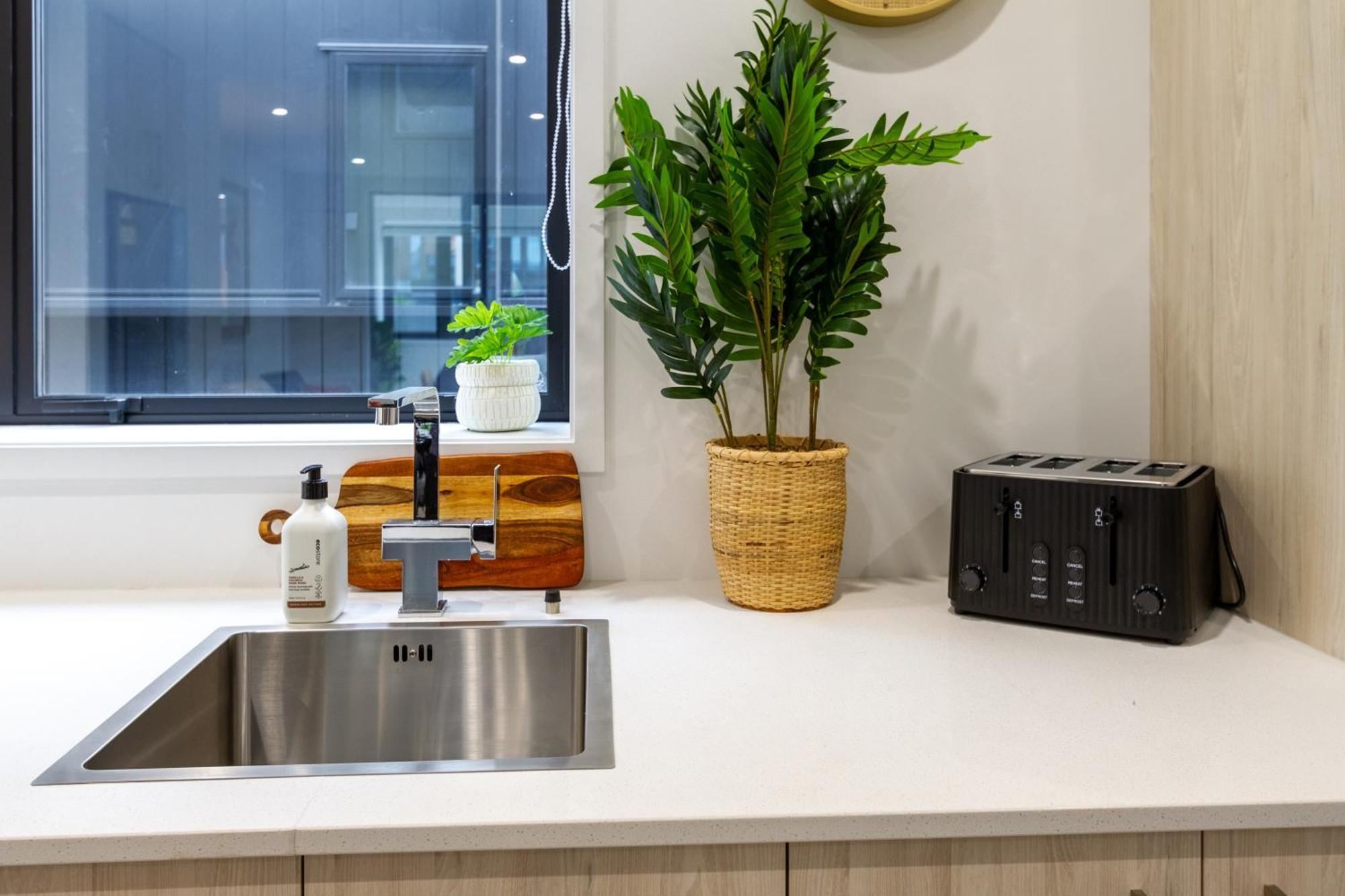 Modern City Lifestyle: 2 Bedroom 1 Bath ไครสต์เชิร์ช ภายนอก รูปภาพ